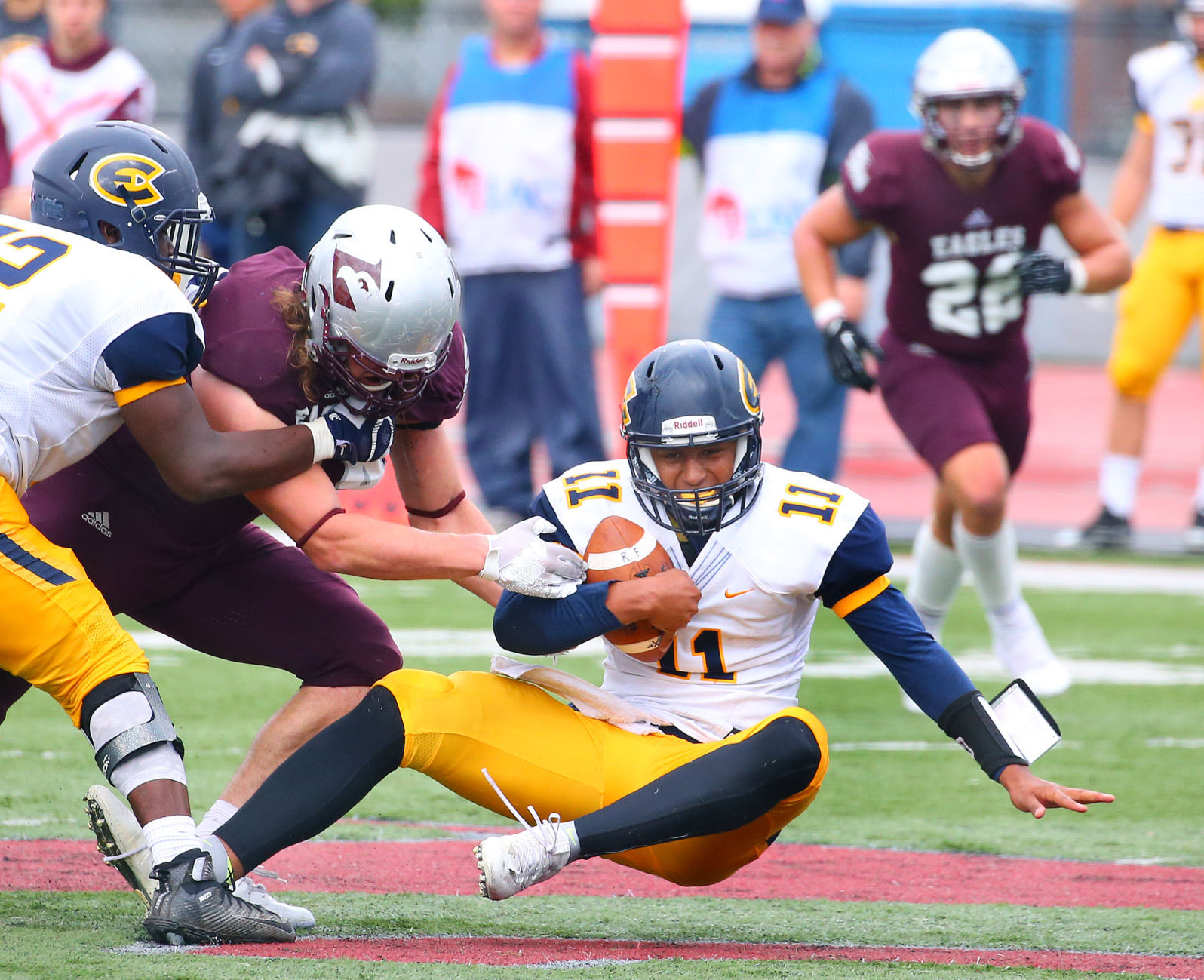UW-La Crosse football: Special teams, defense jumpstarts win over Eau Claire